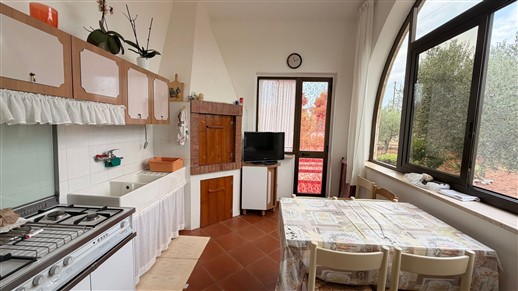 Villa Di 3 Vani e Acc. In Buono Stato, Rivestita In Pietra e Recintata.
